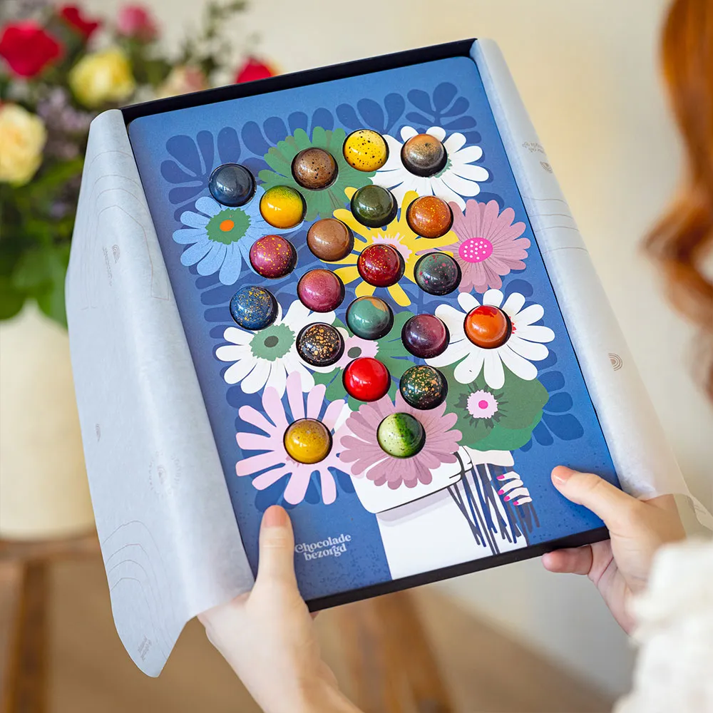 Chocoladebezorgd Valentijn cadeaubox bloemen bonbons 21 stuks