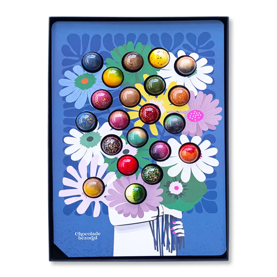 Chocoladebezorgd Valentijn cadeaubox bloemen bonbons 21 stuks