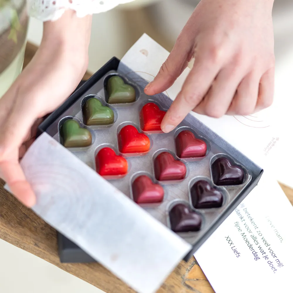 Chocoladebezorgd Moederdag Hartjes bonbons 12 stuks cadeau