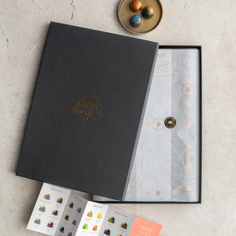 Chocoladebezorgd Valentijn cadeaubox bloemen bonbons 21 stuks